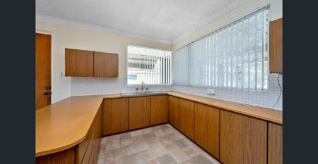 Wembley Downs Classic Family Home - Close to Everything! - Photo 2