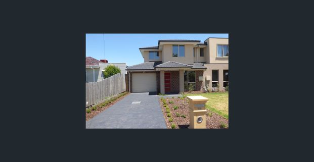 Contemporary 4-Bedroom Double-Storey Townhouse in Prime Clayton Location ( close to Monash University) - Photo 1