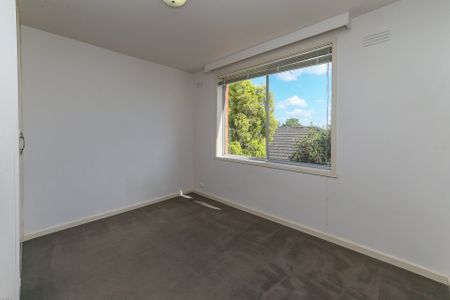 Spacious Two Bedroom Apartment In The Heart Of Kew - Photo 4