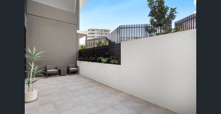 IMMACULATELY PRESENTED FULLY FURNISHED APARTMENT - FACILITIES INCLUDE POOL, GYM, PILATES ROOM AND MORE - Photo 3