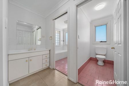 Spacious Family Home in a Prime Edensor Park Location - Photo 5