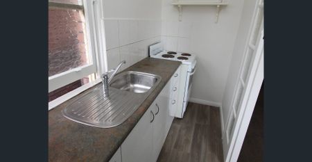 ONE BEDROOM APARTMENT UNFURNISHED - Photo 4