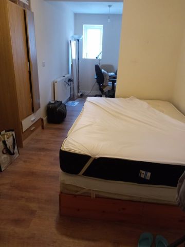 Room in a Shared House, Albert Square, E15 - Photo 4
