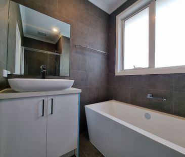 Luxurious Townhouse in Prime Location - Photo 1