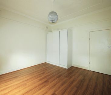 ENORMOUS THREE BEDROOM HOME LARGE INSIDE AND OUT - Photo 3