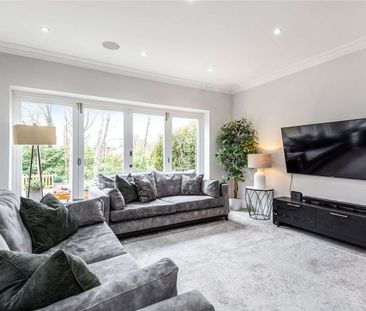 A luxurious five bedroom family home set in a private gated develop... - Photo 2