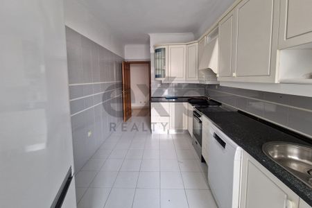 Apartamento T3 nas Laranjeiras com Garagem e Terraço - Photo 4