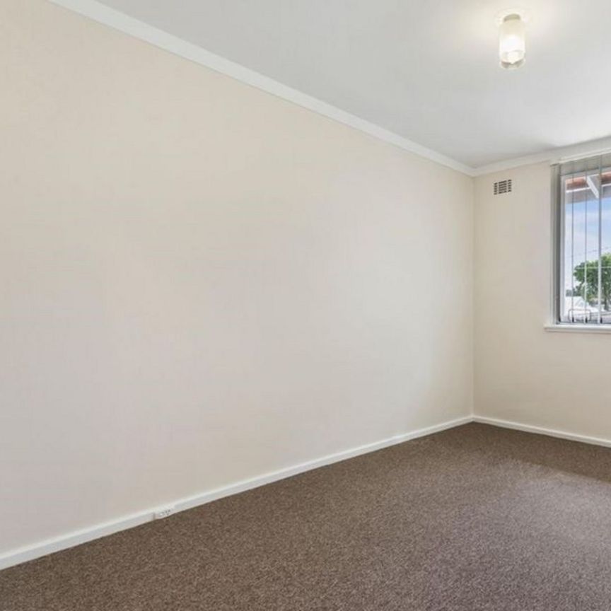 Comfortable living on a quiet street! - Photo 1