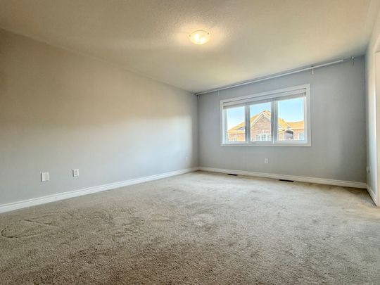 For Lease - 205 Laker Court, Newmarket, Ontario - Photo 1