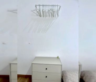 Room in a shared 5-bedroom apartment for rent in el Raval, perfect for professionals and students. - Photo 5