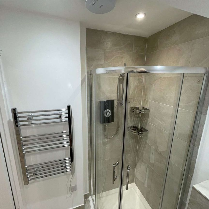 A ground floor refurbished studio apartment to rent - Photo 1