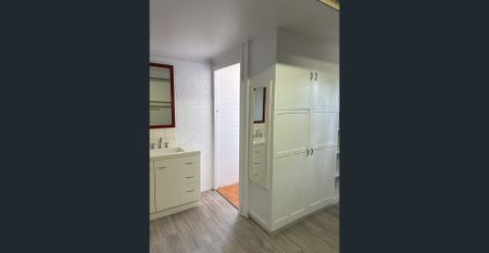 Home with separate office/workshop - Photo 4