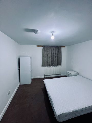 Room in a Shared House, Ashburnham Road, LU1 - Photo 3