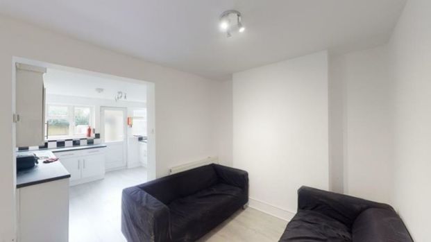 5 bed Semi-Detached House for Rent - Photo 1