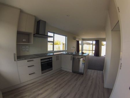 Charming 2BR Unit in St Albans! - Photo 2