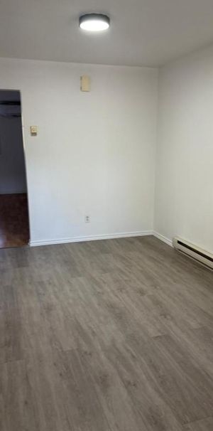 51/2 dispo 1 Oct 2025 a Boisbriand plusieurs services inclus internet Stationnement Déneigé Thermopompe Climatisation Locker - Photo 1