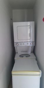 🏡 Magnifique 4½ rénové et meublé à louer – Montréal-Est, à deux pas du fleuve 📍 : 53A avenue Dubé, Montréal-Est (QC) H1B 4W8 💰 Loyer : 2 000 - Photo 3