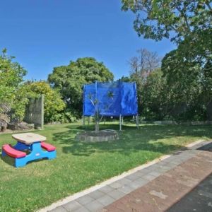 Four bedroom home in popular locale - Photo 2