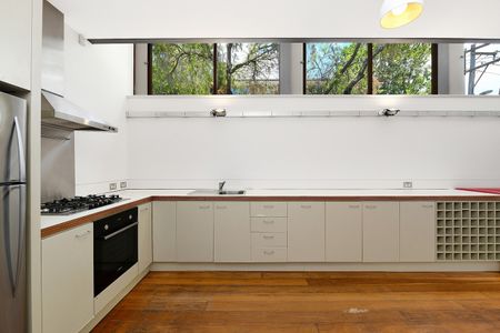 Stylish & Spacious Terrace in Prime Newtown Location - Photo 4