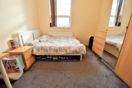 2 bedroom Flat in Raglan Road, Leeds - Photo 4