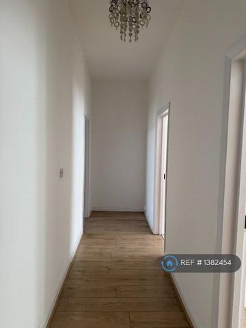 3 bedroom flat to rent - Photo 3