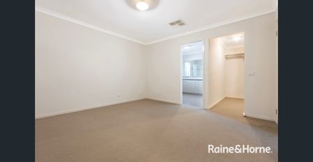 4 Bedroom House in Cranbourne East! - Photo 2