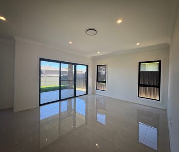 Brand New Double-Storey Home with Modern 5 Bedrooms, Two mater room... - Photo 2