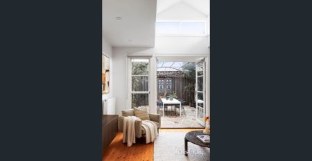 Exquisite Victorian with sunlight at every turn - Photo 3