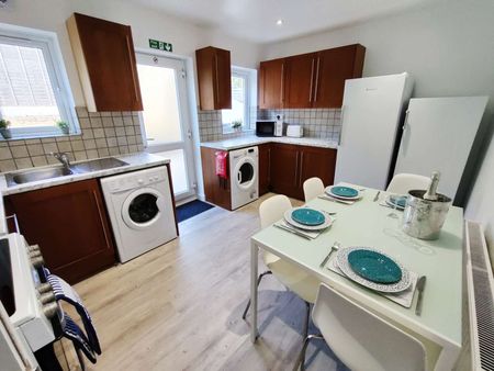 Newly Refurbished! Modern Rooms...🌟 Room 1 - Photo 4