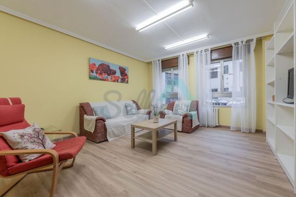 Alquiler de piso en Calle Campoamor - Photo 1