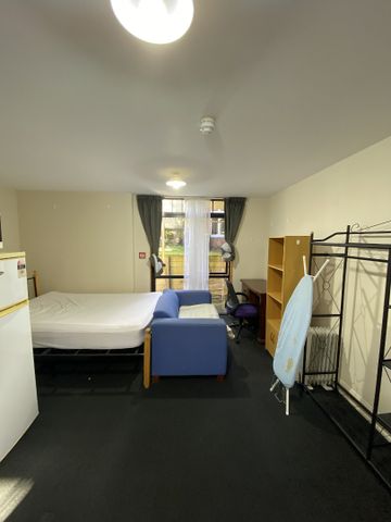 Centrally located boarding house - Photo 2