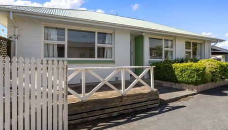 Comfortable 3-Bedroom Home – Lawns Included! Halswell - Photo 2