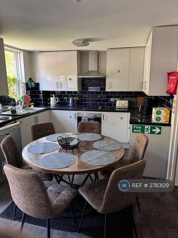 1 bedroom in a house share to rent - Photo 5