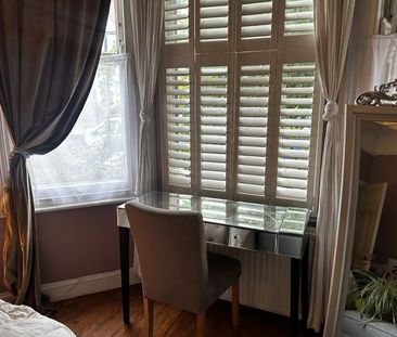 Spacious, beautifully furnished large bedroom with a charming bay w... - Photo 4