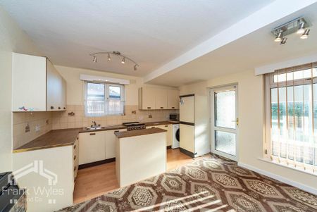 3 bedroom semi-detached bungalow to rent - Photo 2