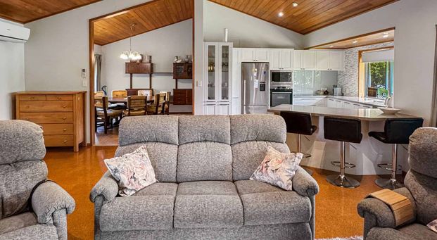 Spacious single level living! - Photo 1