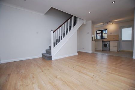 2 bedroom end of terrace house to rent - Photo 3
