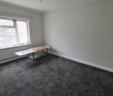 4 bedroom semi-detached house to rent - Photo 2