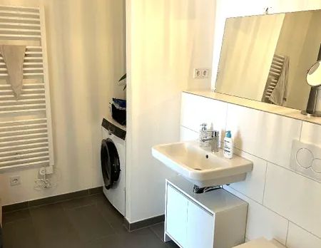 NEUE BAHNSTADT OPLADEN: Neuwertige 2-Zimmer-Wohnung mit Einbauküche und Loggia! - Foto 1