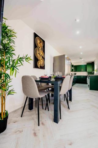 6 Beds 4 Baths - Photo 3