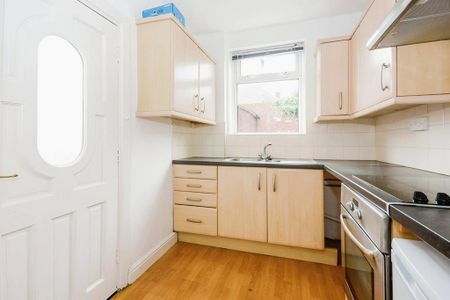 2 bedroom end of terrace house to rent - Photo 2