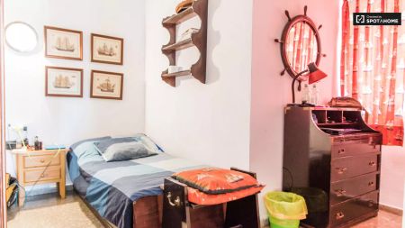 Twin Beds in Room in a shared 4-bedroom apartment for rent in La Creu del Grau, professionals and students only - Photo 2