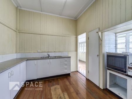 Charming Queenslander With Spacious Yard - Photo 2