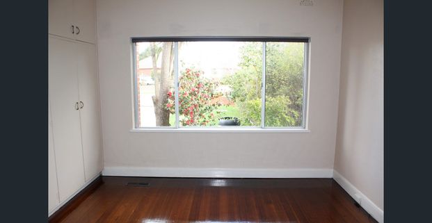 Spacious Family Home in Peaceful Court Location - Lawn Mowing Included - Photo 1