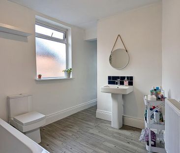 2 bedroom end of terrace house to rent - Photo 2