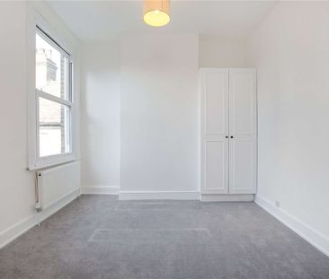A lovely and bright two bedroom flat in the heart of Wandsworth. - Photo 4