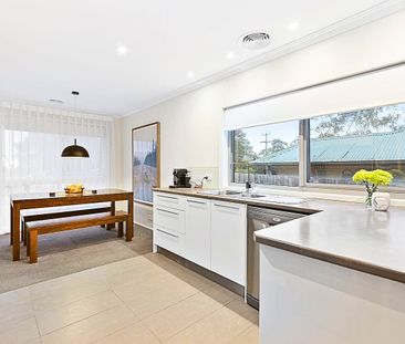 Modern 3 Bedroom Home with Huge Garage/Workshop in Prime Location - Photo 4