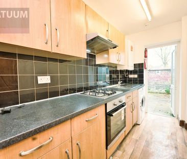 3 bedroom flat to rent - Photo 6