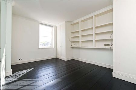 Beautiful Victorian townhouse overlooking a communal garden square - Photo 3