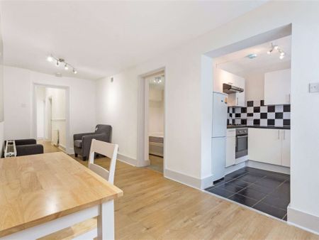 A well-presented three bedroom ground floor flat between Clapham Common and Lavender Hill. - Photo 2